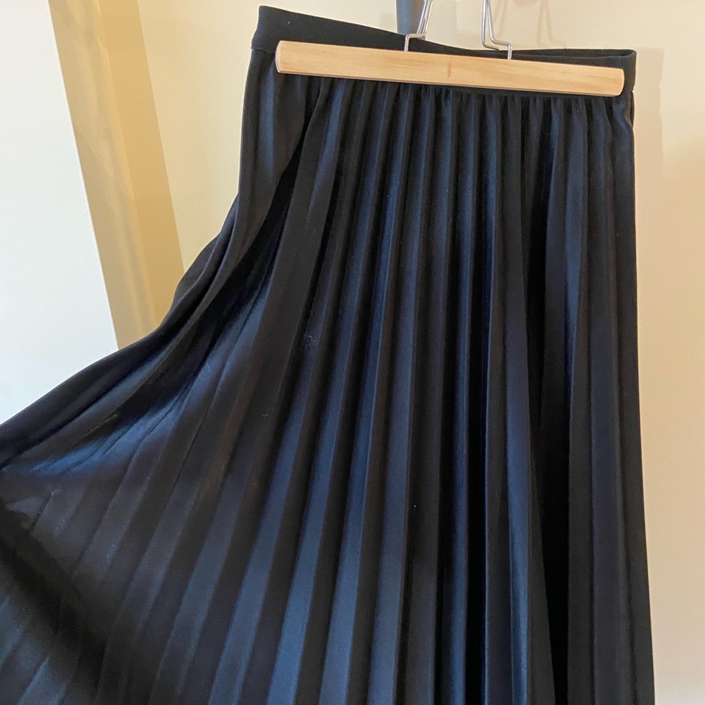 Black pleated skirt